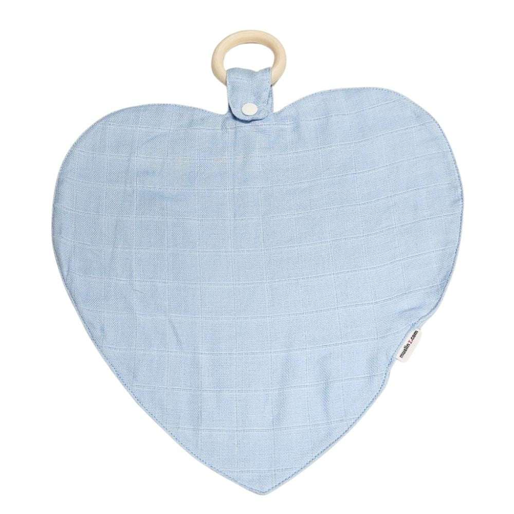 Muslinz Mini Muzi - Pale Blue. Heart-shaped blue fabric teething ring with a wooden ring on a white background