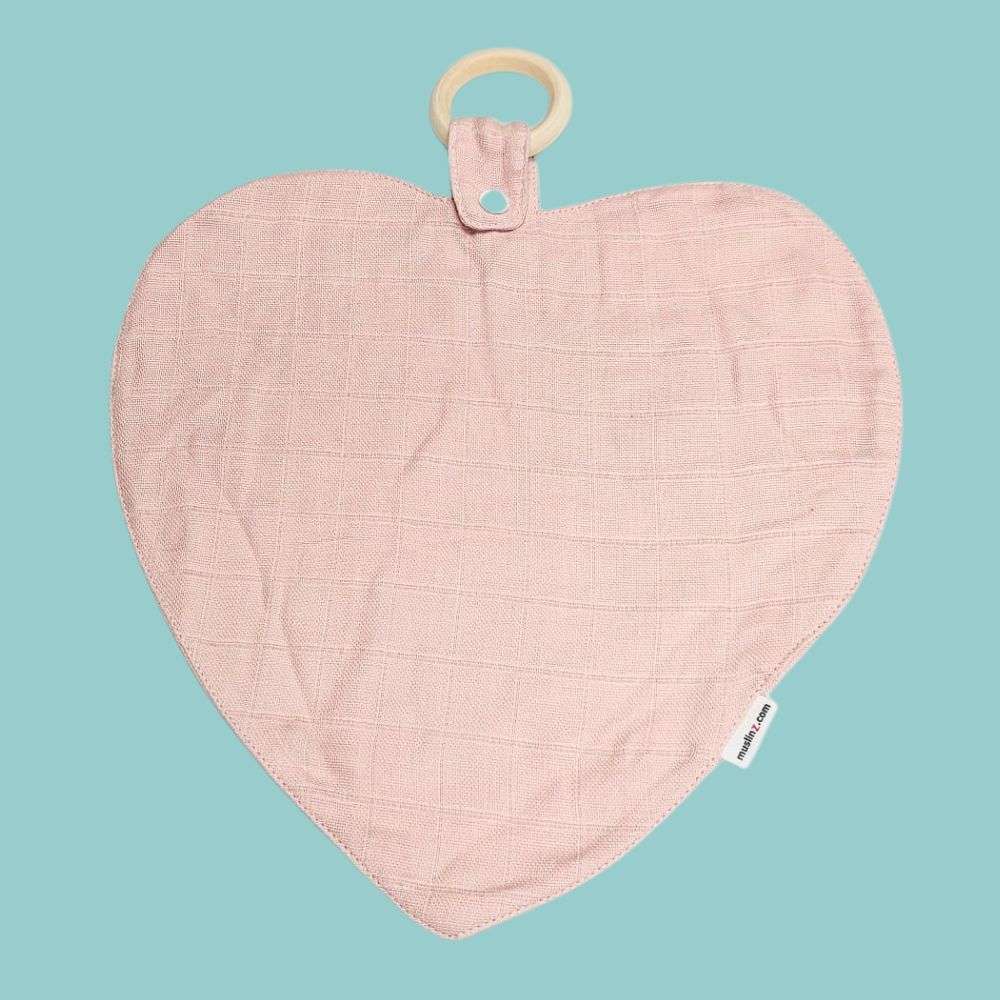 Muslinz Mini Muzi -Pale Pink - Heart-shaped pink baby muslin with a ring on a light blue background