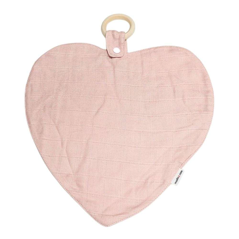 Muslinz Mini Muzi -Pale Pink. Heart-shaped muslin with a wooden ring on a white background