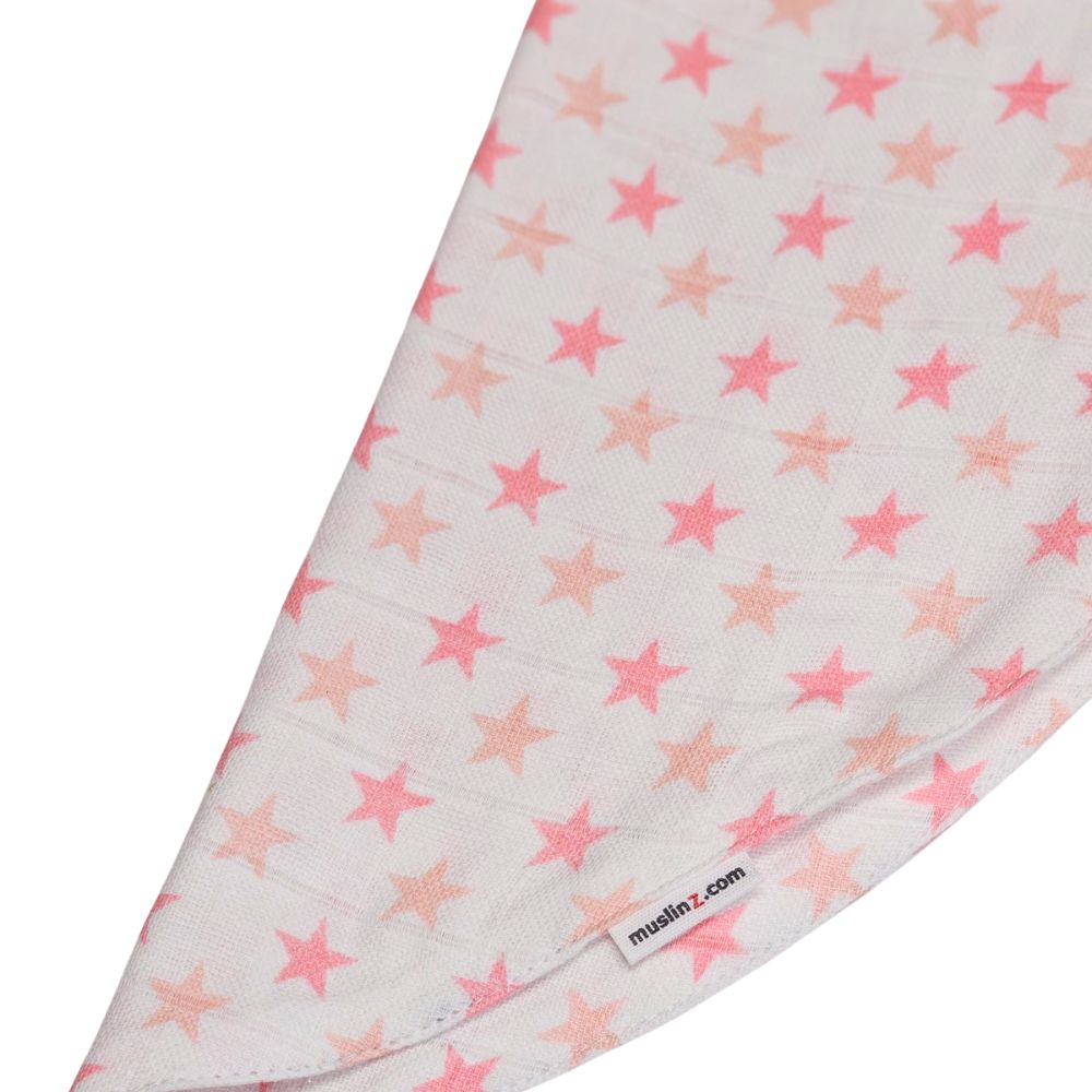 Muslinz Mini Muzi - Pink Star. Muslin fabric with pink star pattern on a white background