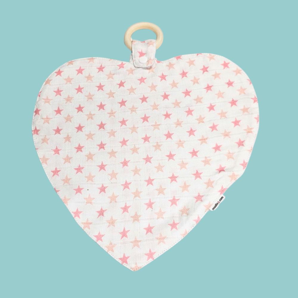 Muslinz Mini Muzi - Pink Star. Heart-shaped fabric item with star pattern on a light blue background