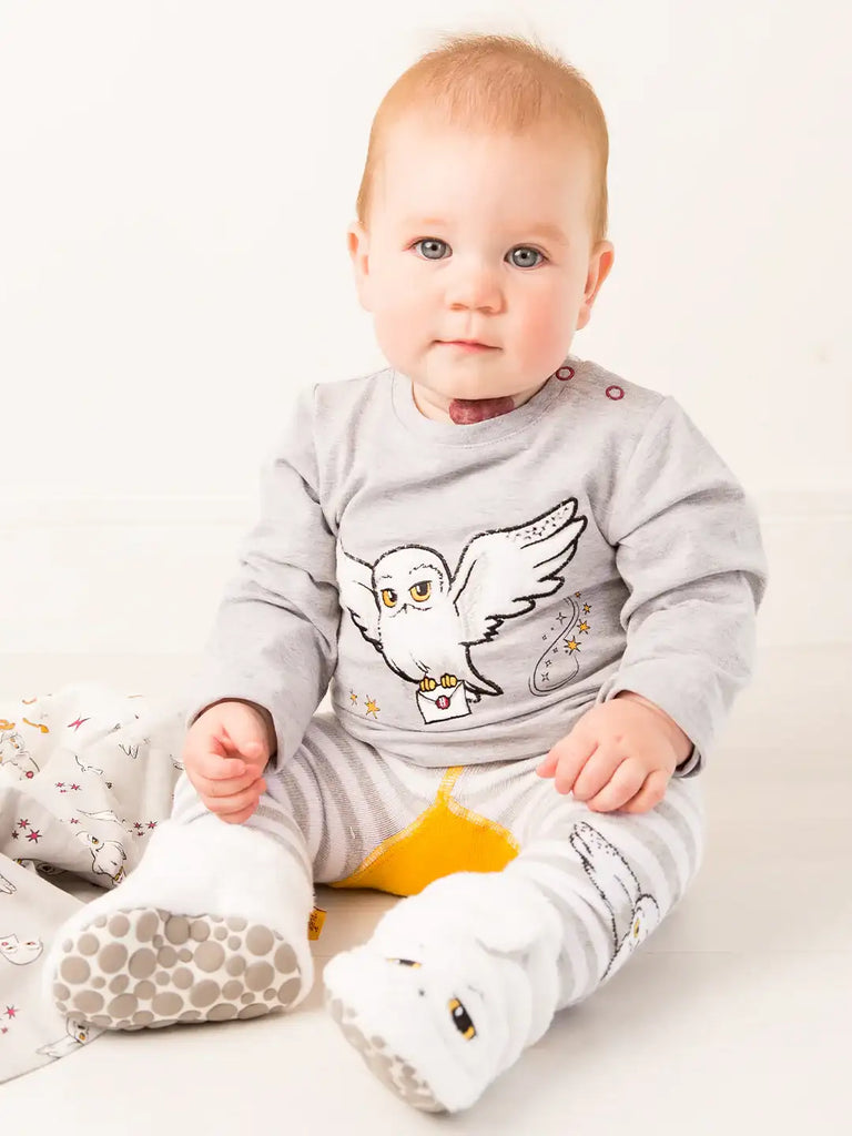 Blade & Rose Harry Potter Hedwig Owl Leggings. Baby wearing a gray onesie with an owl design on a white background