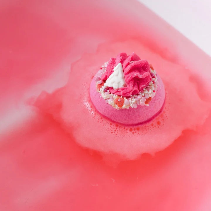 Relax and chill with this gorgeous Bomb Cosmetics Worth Melting For Gift Set. Melting bath bomb