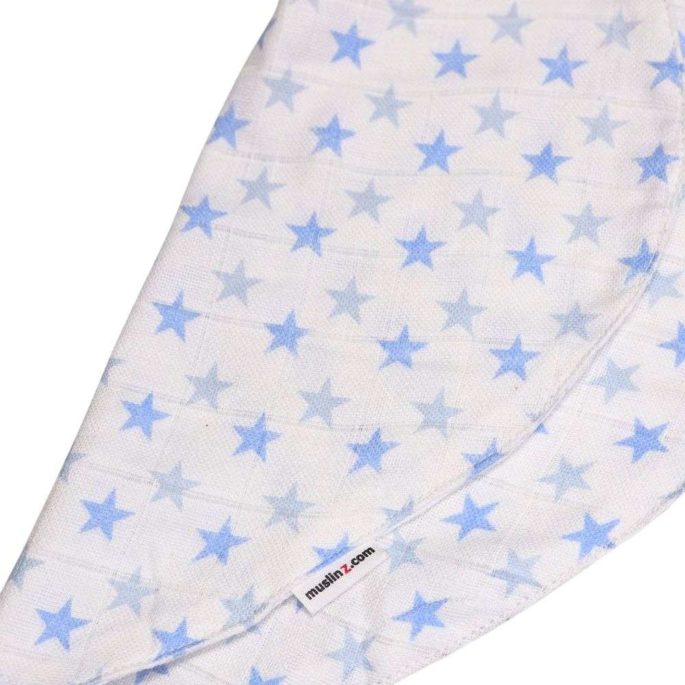 Muslinz Mini Muzi - Blue Star. White fabric with blue star pattern, branded 'muslinz'.