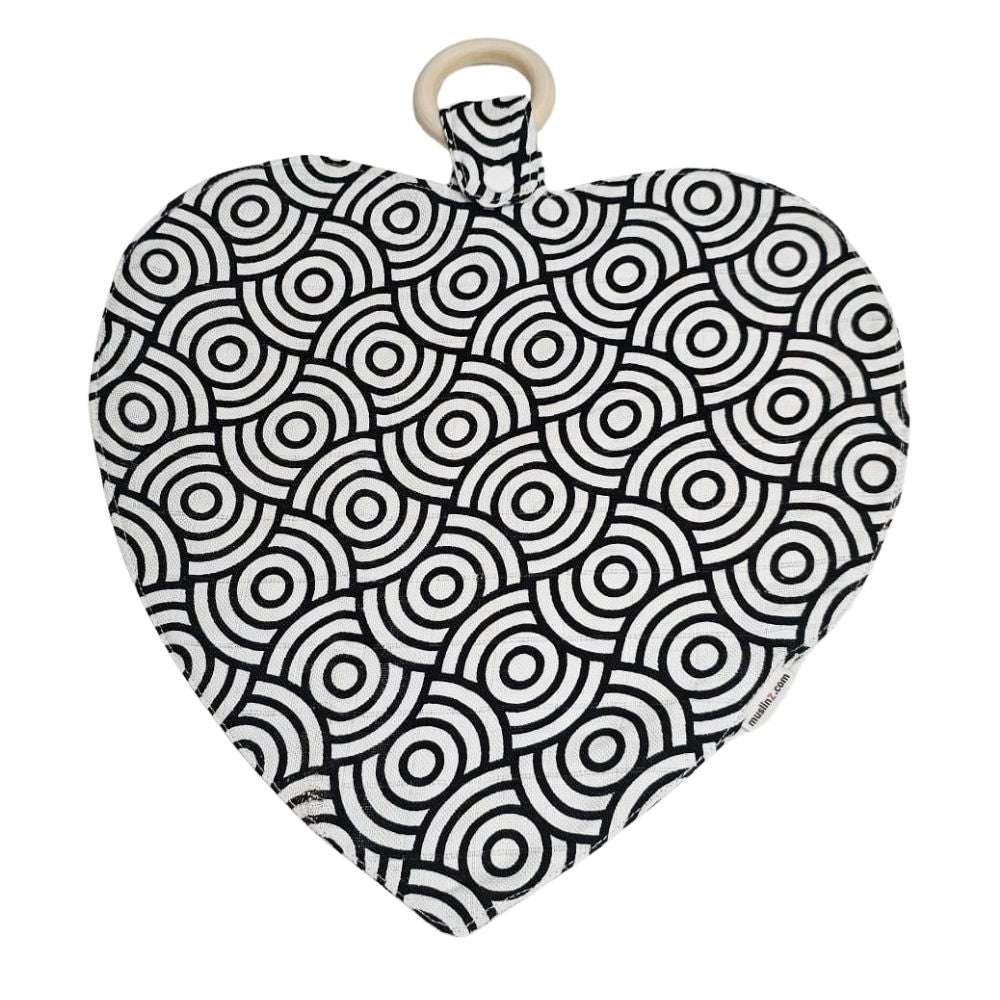 Muslinz Mini Muzi - Sensory. Heart-shaped product with black and white circular pattern on a white background