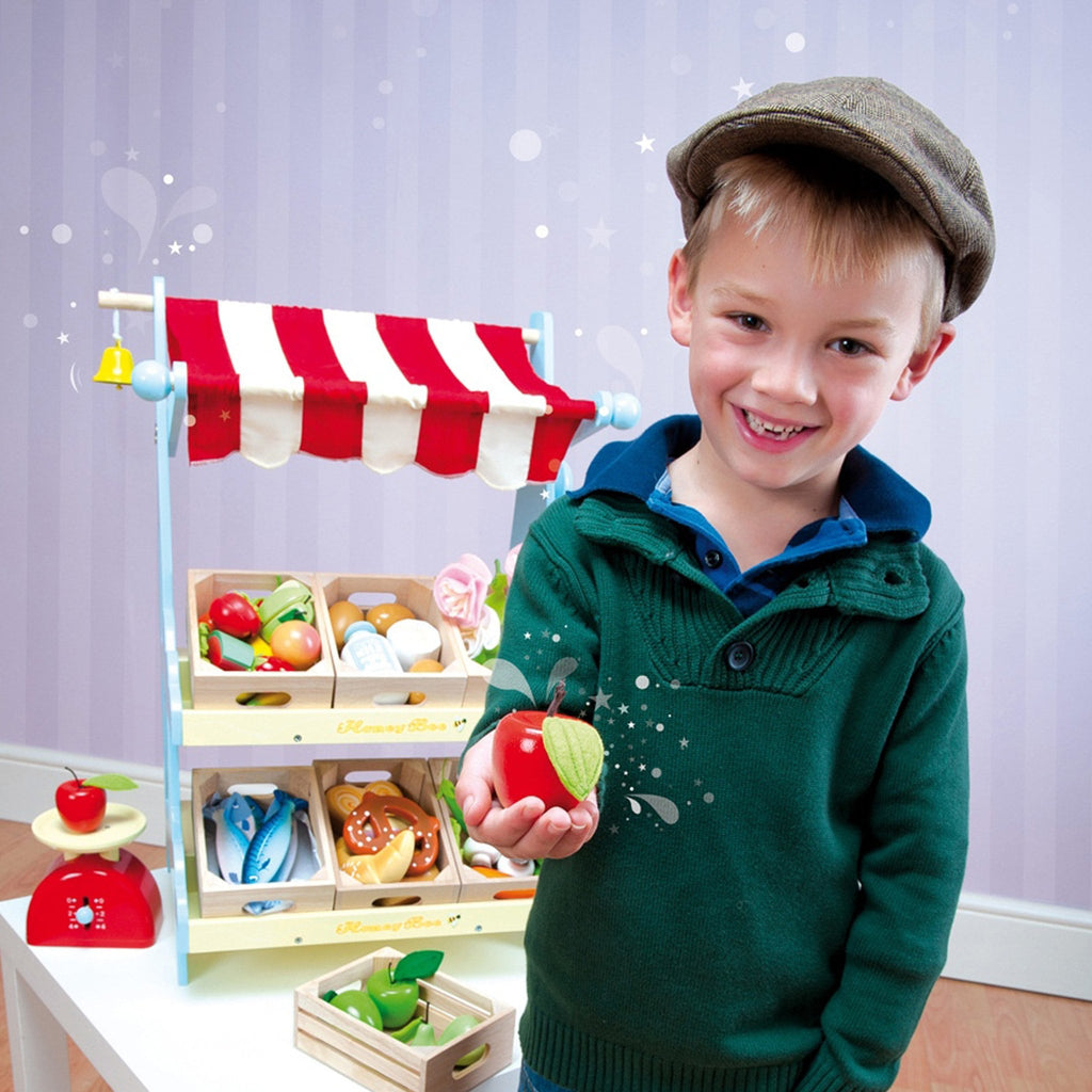 Le Toy Van Honeybee Market Stall. Perfect for imaginative play, kids will love this brilliant traditional style stall where they can see their fruit and veg! 