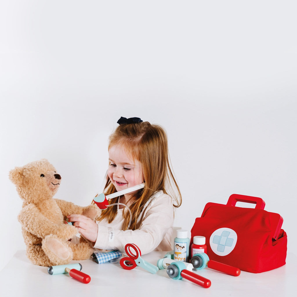 Le Toy Van Doctor Bag for kids - Winner of the Dr. Toys Award 2016, Slow Toy Award 2014, Junior Design Award 2014 and Recommended by the Experts at Fundamentally Children in 2016.